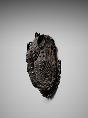 Lot 69 - A LOST-WAX BRONZE ‘LEOPARD’ HIP ORNAMENT, EDO PEOPLES, 16TH-19TH CENTURY