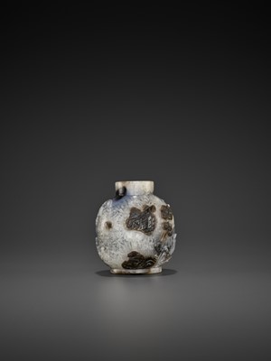 Lot 304 - A MASSIVE SHADOW AGATE ‘FISHING VILLAGE’ SNUFF BOTTLE, LATE QING TO EARLY REPUBLIC