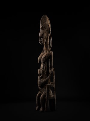 Lot 77 - AN IMPORTANT AND LARGE (192 CM) CARVED WOOD ‘MOTHER AND CHILD’ GROUP, BAMANA CULTURE, MALI, 19TH CENTURY OR EARLIER
