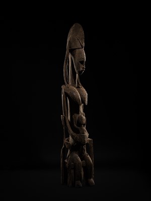 Lot 77 - AN IMPORTANT AND LARGE (192 CM) CARVED WOOD ‘MOTHER AND CHILD’ GROUP, BAMANA CULTURE, MALI, 19TH CENTURY OR EARLIER
