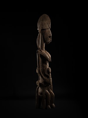 Lot 77 - AN IMPORTANT AND LARGE (192 CM) CARVED WOOD ‘MOTHER AND CHILD’ GROUP, BAMANA CULTURE, MALI, 19TH CENTURY OR EARLIER