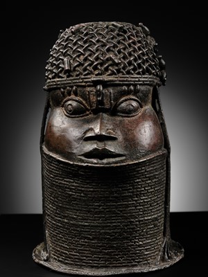 Lot 71 - A FINE BENIN BRONZE HEAD OF AN OBA, UHUNMWUN-ELAO, EDO PEOPLES, 17TH- 18TH CENTURY