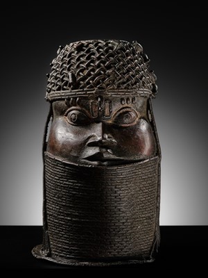 Lot 71 - A FINE BENIN BRONZE HEAD OF AN OBA, UHUNMWUN-ELAO, EDO PEOPLES, 17TH- 18TH CENTURY