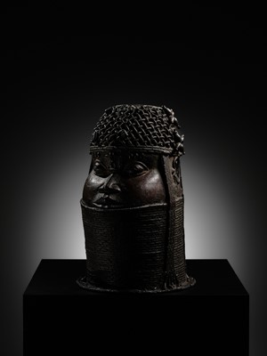 Lot 71 - A FINE BENIN BRONZE HEAD OF AN OBA, UHUNMWUN-ELAO, EDO PEOPLES, 17TH- 18TH CENTURY