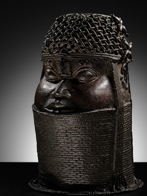 Lot 71 - A FINE BENIN BRONZE HEAD OF AN OBA, UHUNMWUN-ELAO, EDO PEOPLES, 17TH- 18TH CENTURY