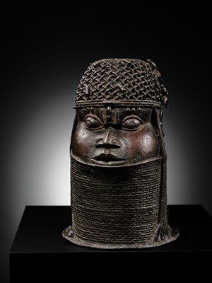 Lot 71 - A FINE BENIN BRONZE HEAD OF AN OBA, UHUNMWUN-ELAO, EDO PEOPLES, 17TH- 18TH CENTURY