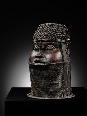 Lot 71 - A FINE BENIN BRONZE HEAD OF AN OBA, UHUNMWUN-ELAO, EDO PEOPLES, 17TH- 18TH CENTURY