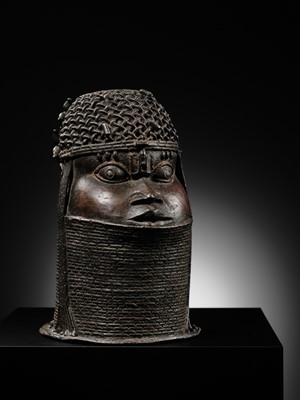 Lot 71 - A FINE BENIN BRONZE HEAD OF AN OBA, UHUNMWUN-ELAO, EDO PEOPLES, 17TH- 18TH CENTURY