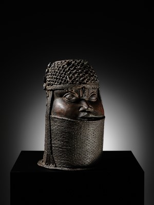 Lot 71 - A FINE BENIN BRONZE HEAD OF AN OBA, UHUNMWUN-ELAO, EDO PEOPLES, 17TH- 18TH CENTURY