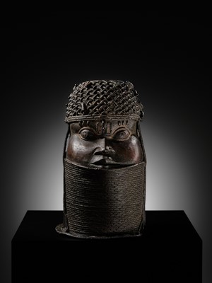 Lot 71 - A FINE BENIN BRONZE HEAD OF AN OBA, UHUNMWUN-ELAO, EDO PEOPLES, 17TH- 18TH CENTURY