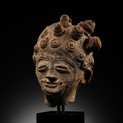 Lot 90 - A TERRACOTTA MEMORIAL HEAD, NSODIE, AKAN PEOPLE, 17TH TO MID-18TH CENTURY