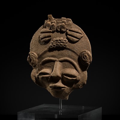 Lot 92 - AN ASHANTI TERRACOTTA MEMORIAL HEAD, AKAN PEOPLE, 18TH CENTURY