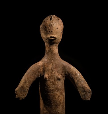 Lot 85 - A TERRACOTTA ANTHROPOMORPHIC FIGURE, BURA CULTURE, NIGER, 11TH- 15TH CENTURY
