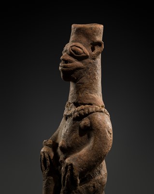 Lot 89 - A TERRACOTTA SEATED FIGURE, NORTHERN GHANA, KOMALAND, 13TH-18TH CENTURY