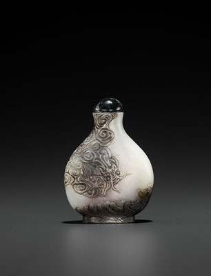 Lot 357 - A PALE GRAY JADE ‘DRAGON’ SNUFF BOTTLE, LATE QING TO EARLY REPUBLIC