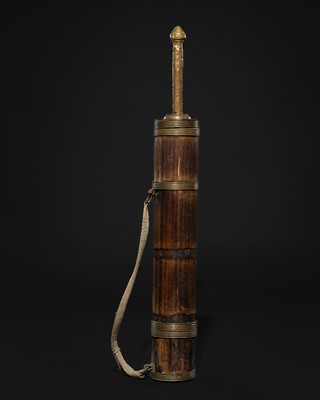 Lot 765 - A WOOD AND BRASS BUTTER TEA MAKER (CHANGDUNG)