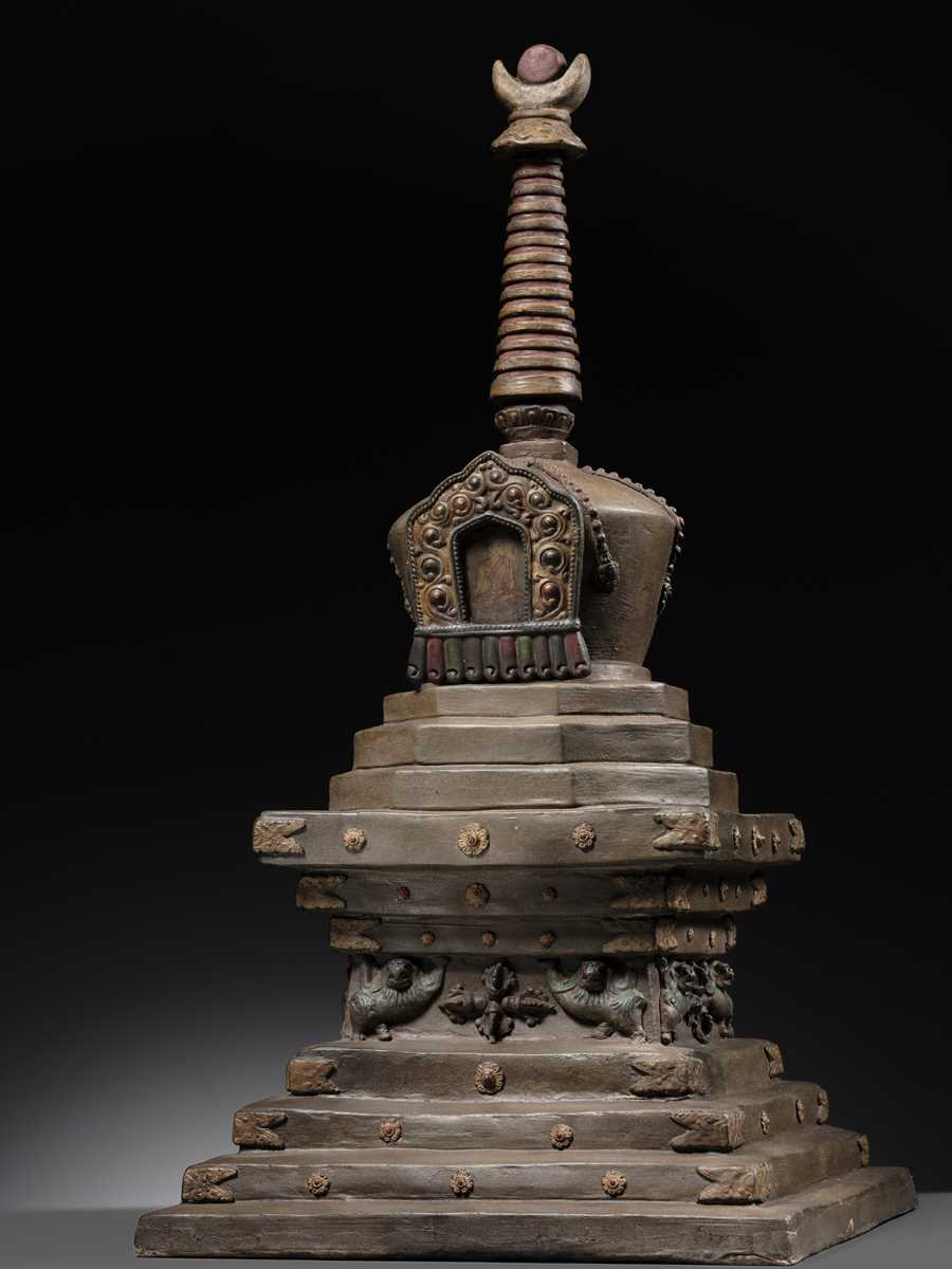 A VERY LARGE PAINTED CLAY VOTIVE STUPA WITH BUDDHA SHAKYAMUNI, 17TH-18TH CENTURY