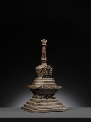 A VERY LARGE PAINTED CLAY VOTIVE STUPA WITH BUDDHA SHAKYAMUNI, 17TH-18TH CENTURY