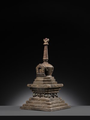 A VERY LARGE PAINTED CLAY VOTIVE STUPA WITH BUDDHA SHAKYAMUNI, 17TH-18TH CENTURY