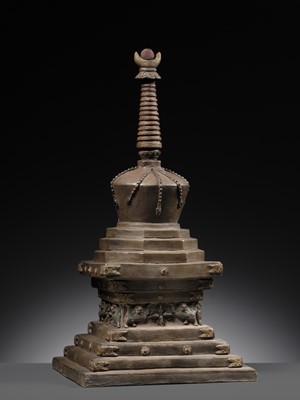 A VERY LARGE PAINTED CLAY VOTIVE STUPA WITH BUDDHA SHAKYAMUNI, 17TH-18TH CENTURY