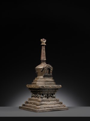 A VERY LARGE PAINTED CLAY VOTIVE STUPA WITH BUDDHA SHAKYAMUNI, 17TH-18TH CENTURY
