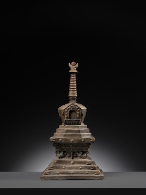 A VERY LARGE PAINTED CLAY VOTIVE STUPA WITH BUDDHA SHAKYAMUNI, 17TH-18TH CENTURY