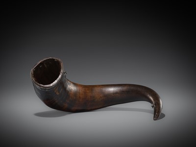 A LARGE YAK POWDER HORN, FIRST HALF OF THE 20TH CENTURY OR EARLIER