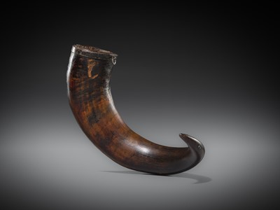 A LARGE YAK POWDER HORN, FIRST HALF OF THE 20TH CENTURY OR EARLIER
