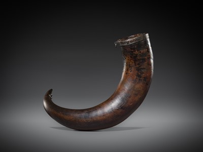 A LARGE YAK POWDER HORN, FIRST HALF OF THE 20TH CENTURY OR EARLIER