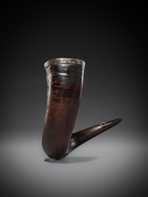A LARGE YAK POWDER HORN, FIRST HALF OF THE 20TH CENTURY OR EARLIER