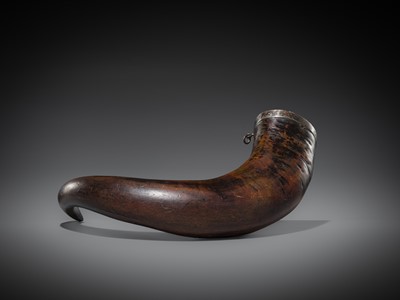 A LARGE YAK POWDER HORN, FIRST HALF OF THE 20TH CENTURY OR EARLIER