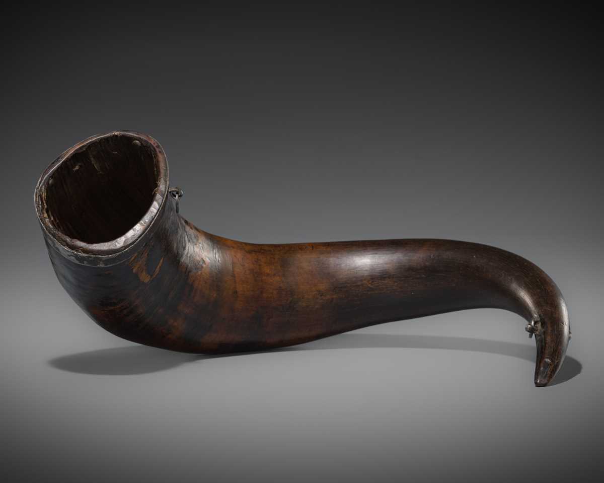 A LARGE YAK POWDER HORN, FIRST HALF OF THE 20TH CENTURY OR EARLIER