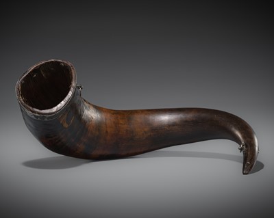 Lot 26 - A LARGE YAK POWDER HORN, FIRST HALF OF THE 20TH CENTURY OR EARLIER
