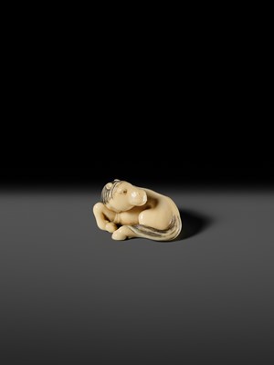 Lot 111 - JOEI: A SUPERB MARINE IVORY NETSUKE OF A RECLINING HORSE