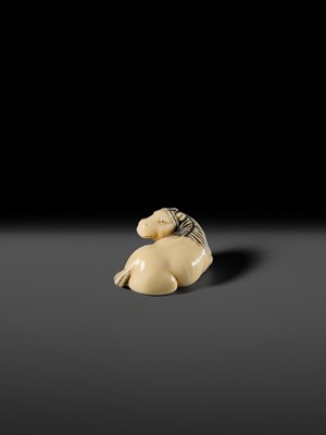 Lot 111 - JOEI: A SUPERB MARINE IVORY NETSUKE OF A RECLINING HORSE