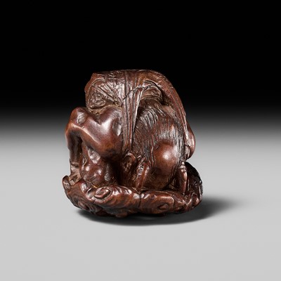 Lot 210 - KOKEI: A FINE WOOD NETSUKE OF RAIJIN PEERING THROUGH CLOUDS