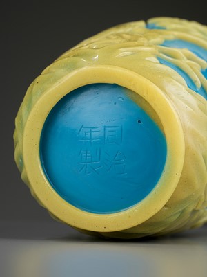 Lot 17 - A YELLOW OVERLAY TURQUOISE GLASS VASE, TONGZHI MARK AND PERIOD