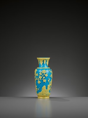 Lot 17 - A YELLOW OVERLAY TURQUOISE GLASS VASE, TONGZHI MARK AND PERIOD