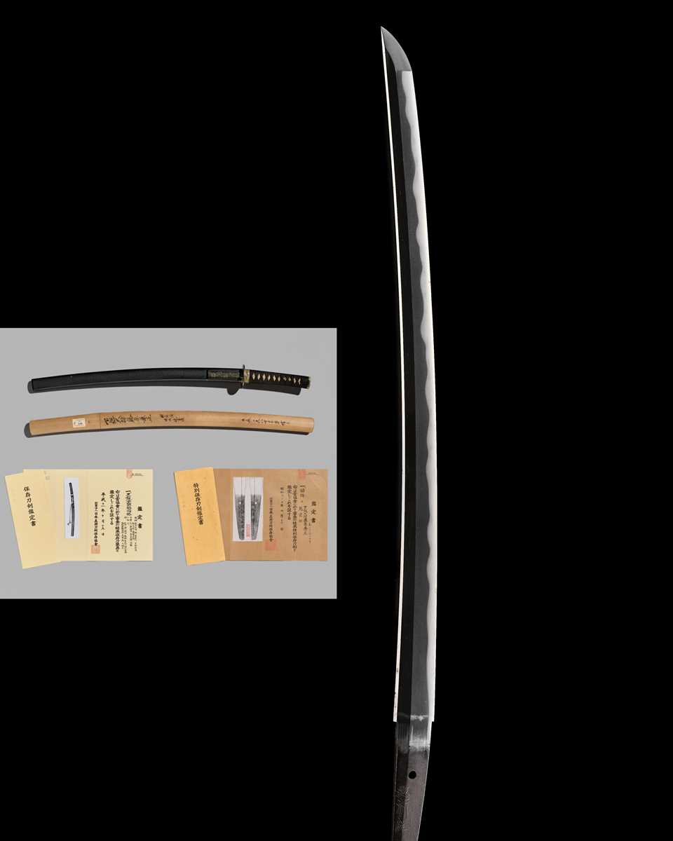 KANEMASA: AN ECHIZEN WAKIZASHI IN FINE KOSHIRAE AND SHIRASAYA WITH NBTHK TOKUBETSU HOZON TOKEN CERTIFICATES FOR THE MOUNTING AND BLADE