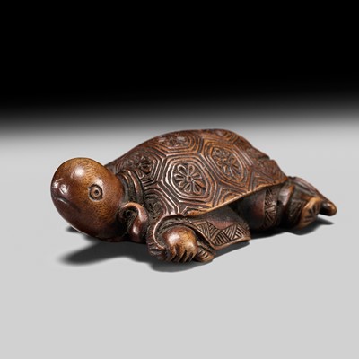 Lot 227 - A HUMOROUS WOOD NETSUKE OF FUKUROKUJU DISGUISED AS A TORTOISE