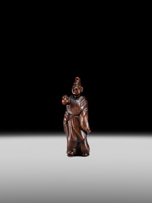 Lot 130 - A FINE WOOD NETSUKE OF A KEMARI PLAYER