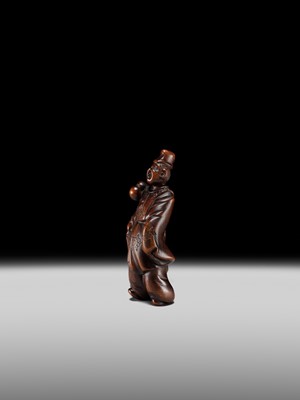 Lot 130 - A FINE WOOD NETSUKE OF A KEMARI PLAYER