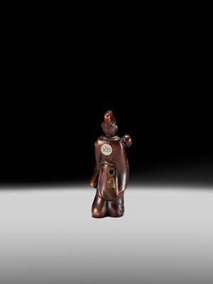 Lot 130 - A FINE WOOD NETSUKE OF A KEMARI PLAYER