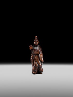 Lot 130 - A FINE WOOD NETSUKE OF A KEMARI PLAYER