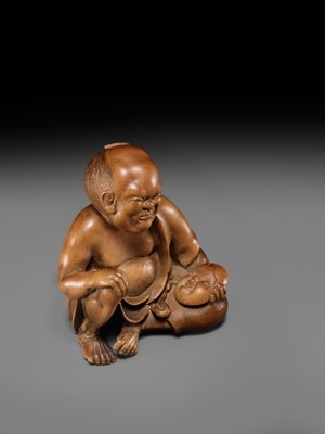 Lot 156 - A SUPERB INLAID WOOD NETSUKE OF A MAN WITH AN OKAME MASK, SCHOOL OF KOKEISAI SANSHO
