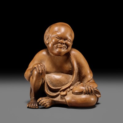 Lot 156 - A SUPERB INLAID WOOD NETSUKE OF A MAN WITH AN OKAME MASK, SCHOOL OF KOKEISAI SANSHO