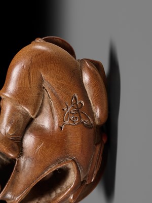 Lot 156 - A SUPERB INLAID WOOD NETSUKE OF A MAN WITH AN OKAME MASK, SCHOOL OF KOKEISAI SANSHO