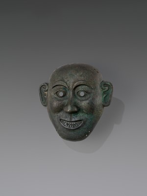 Lot 414 - A BRONZE DEATH MASK, SONG TO MING DYNASTY