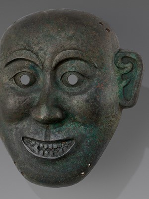 Lot 414 - A BRONZE DEATH MASK, SONG TO MING DYNASTY