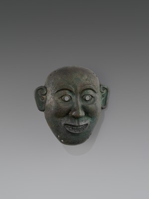 Lot 414 - A BRONZE DEATH MASK, SONG TO MING DYNASTY